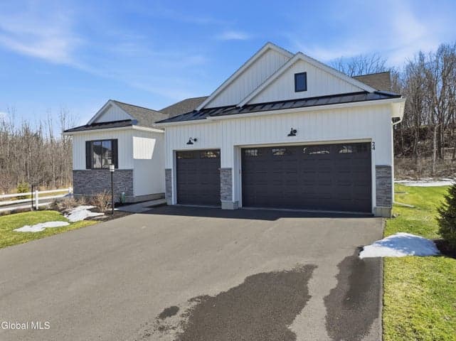 24 Wetherby Court, Colonie, NY, photo 1