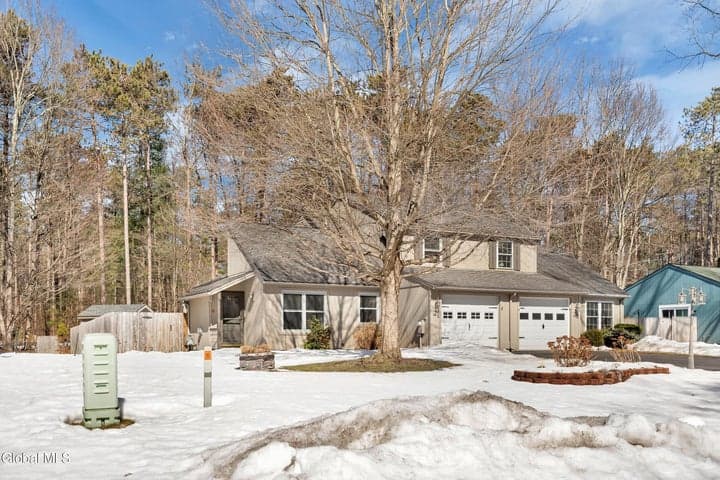 21 Arrow Wood Place, Malta, NY, photo 2