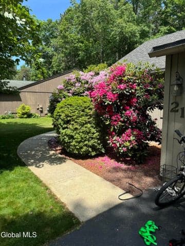 21 Arrow Wood Place, Malta, NY, photo 3