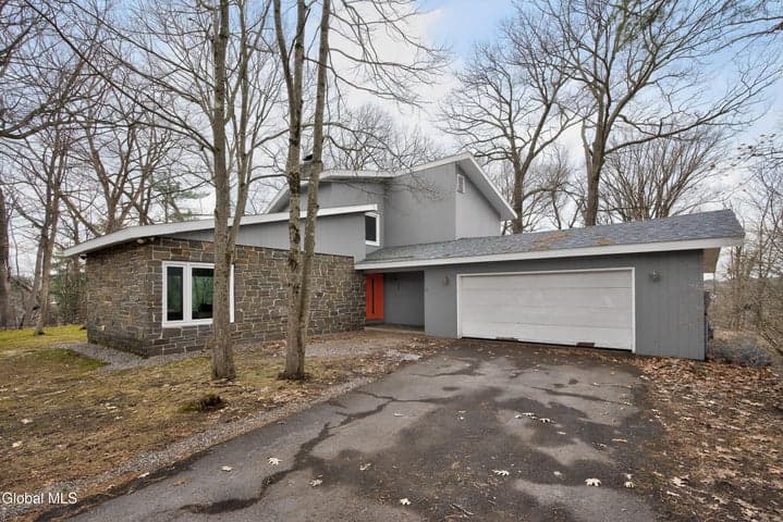 31 Riding Club Road, Brunswick, NY, photo 1