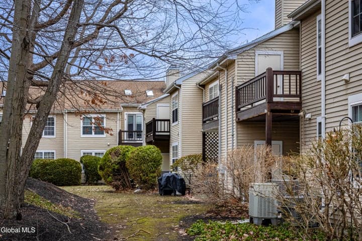 4706 Foxwood Drive S, Clifton Park, NY, photo 3
