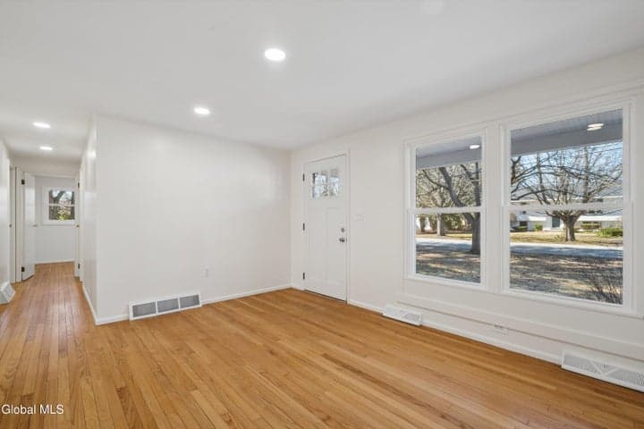 21 Foxhall Drive, Saratoga Springs, NY, photo 5