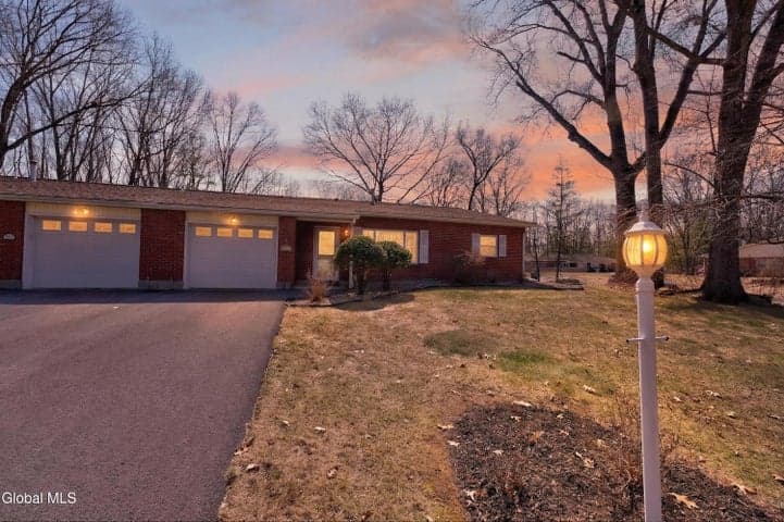 4C Lacosta Drive, Clifton Park, NY, photo 2