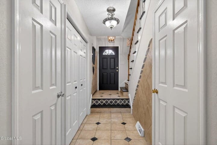 525 Highwood Circle, Guilderland, NY, photo 2