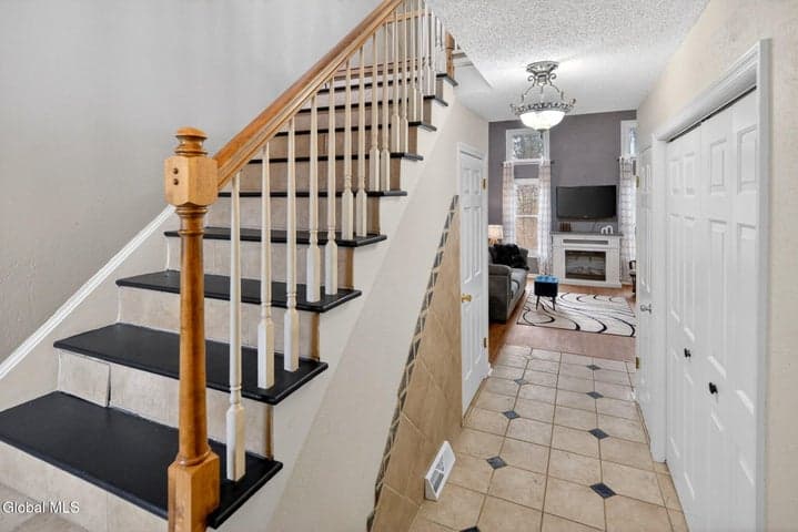 525 Highwood Circle, Guilderland, NY, photo 4