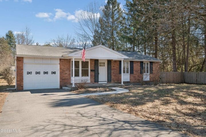 21 Foxhall Drive, Saratoga Springs, NY, photo 2