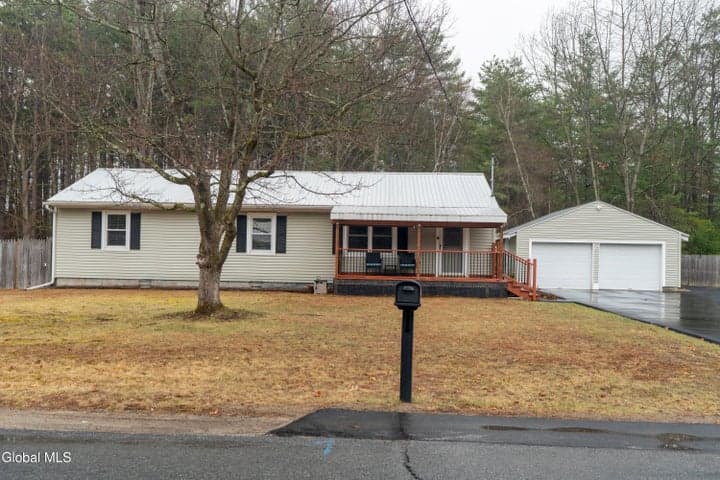 18 Pinewood Road, Queensbury, NY, photo 1