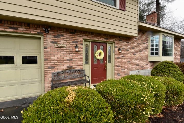 13 Arnold Drive, Clifton Park, NY, photo 2