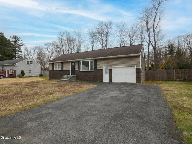 18 Melissa Court, Colonie, NY, photo 2