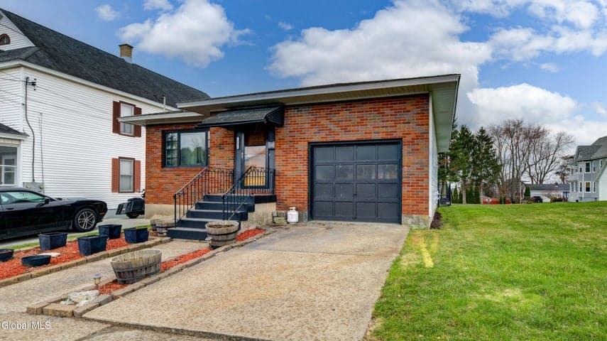 31 Catherine Street, Amsterdam, NY, photo 1