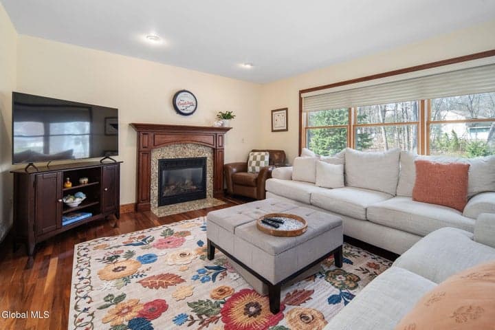 18 Hiawatha Drive, Clifton Park, NY, photo 4
