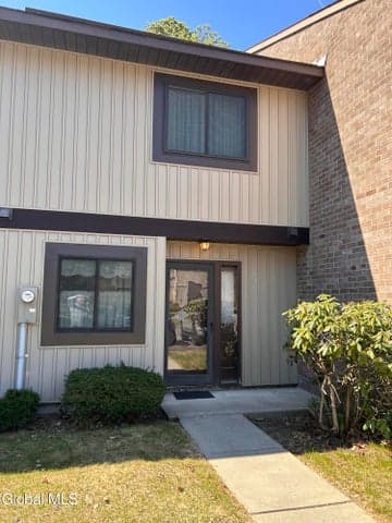 26 Point Of Woods Drive, Albany, NY, photo 2