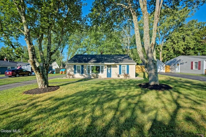 2 Alamo Lane, Colonie, NY, photo 1
