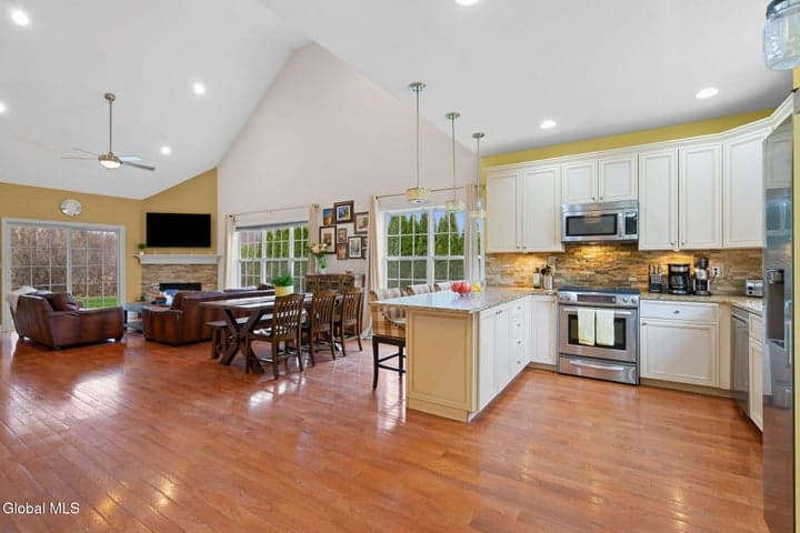 2 Vista Court, Clifton Park, NY, photo 2