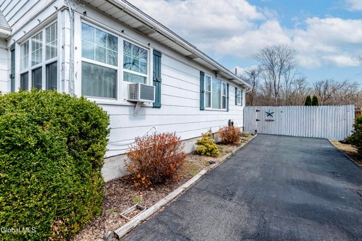 66 New Turnpike Road, Troy, NY, photo 3