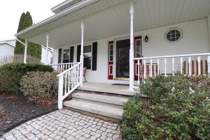 6967 Suzanne Court, Guilderland, NY, photo 2