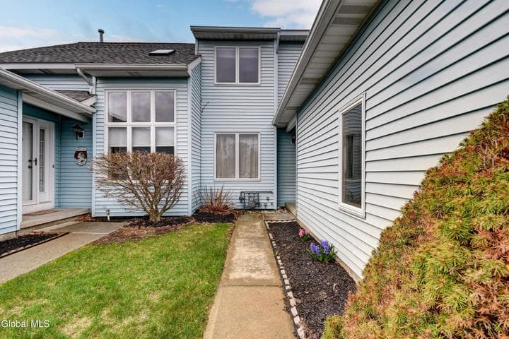 12 White Rock Circle, Colonie, NY, photo 3