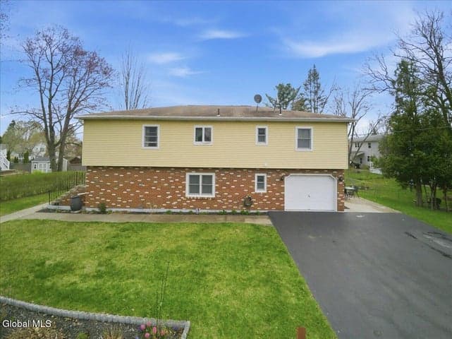 18 Norfolk Street, Guilderland, NY, photo 2