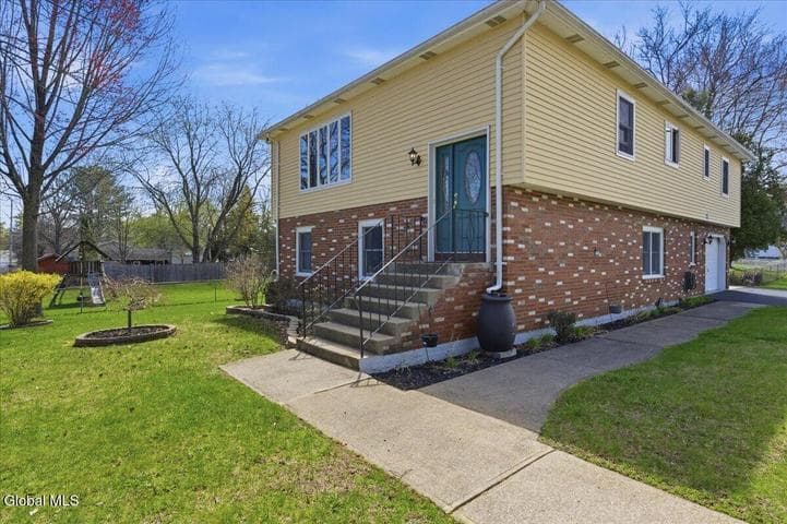 18 Norfolk Street, Guilderland, NY, photo 1