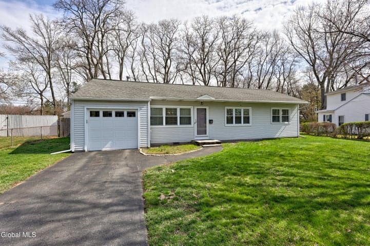 19 Stirrup Drive, Colonie, NY, photo 2