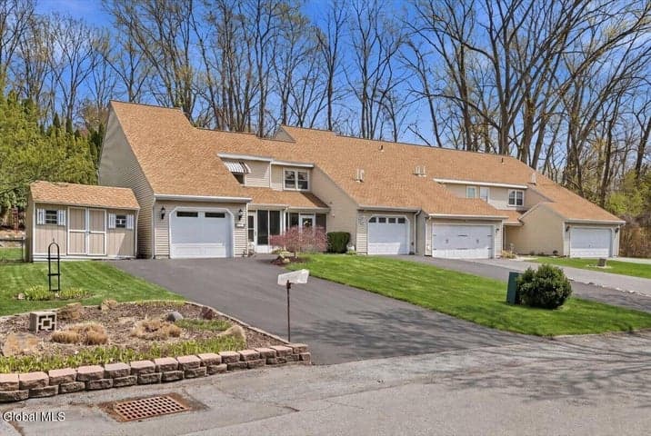 25 Grant Hill Court, Clifton Park, NY, photo 2