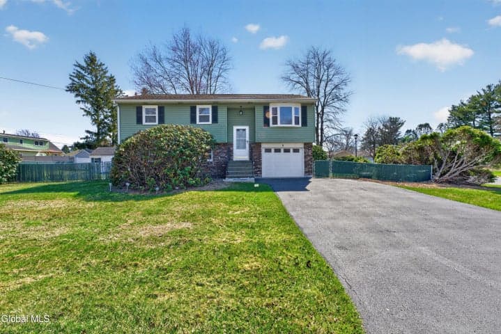 2 Maple Drive, Colonie, NY, photo 1