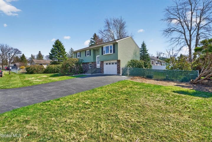 2 Maple Drive, Colonie, NY, photo 3