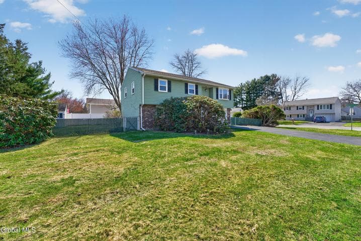 2 Maple Drive, Colonie, NY, photo 4