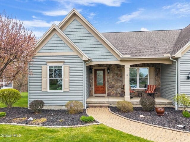 37 Gladstone Circle, Halfmoon, NY, photo 2