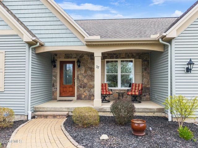 37 Gladstone Circle, Halfmoon, NY, photo 3