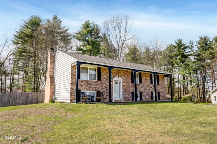 20 Wynnefield Drive, Moreau, NY, photo 1