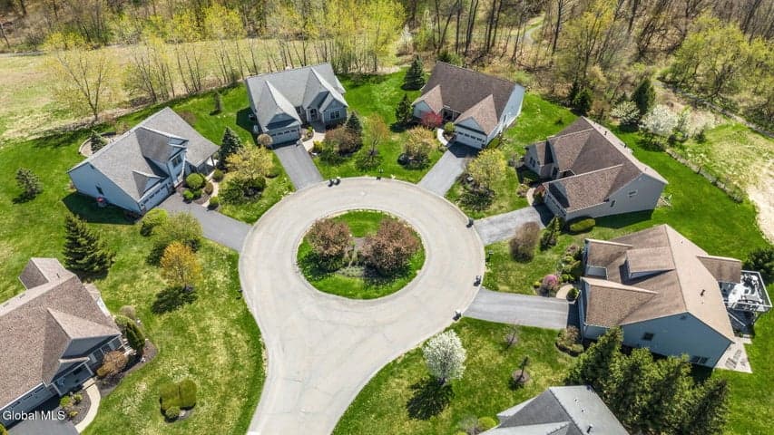 4 Camden Court, Halfmoon, NY, photo 3