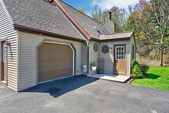 205 Schoolhouse Road, Guilderland, NY, photo 2