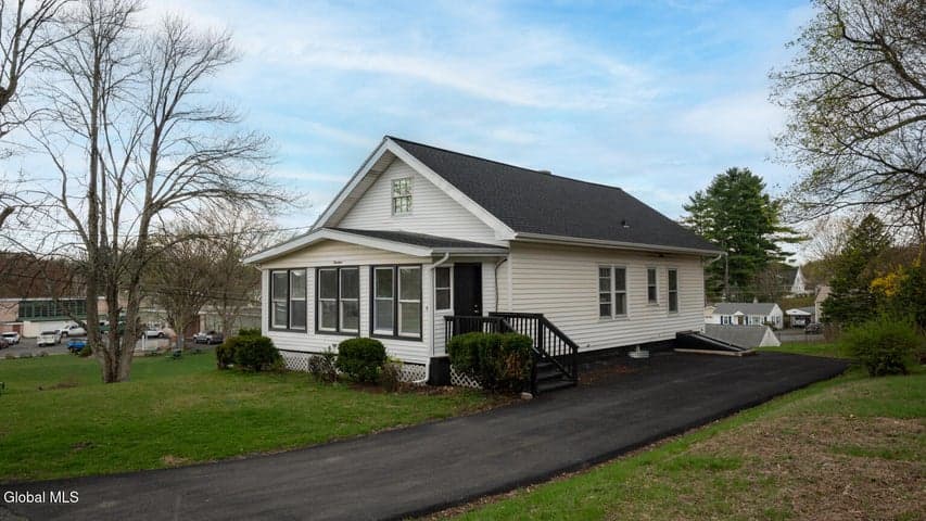 19 Elmwood Court, North Greenbush, NY, photo 1