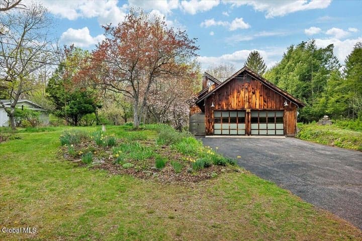 16 Garnsey Road, Clifton Park, NY, photo 2