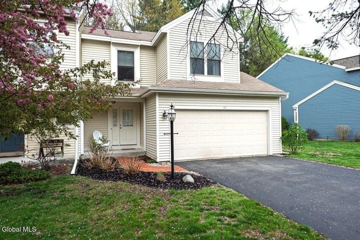 117 Garnett Lane, Guilderland, NY, photo 2