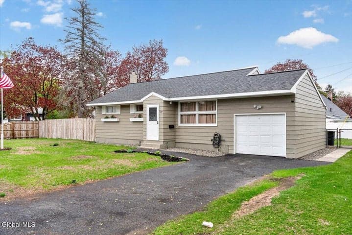117 Locust Park, Colonie, NY, photo 2