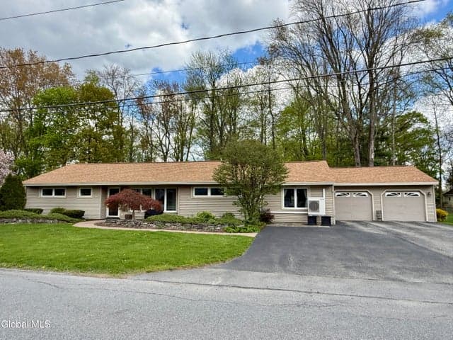 4 Linden Drive, Hudson Falls, NY, photo 1