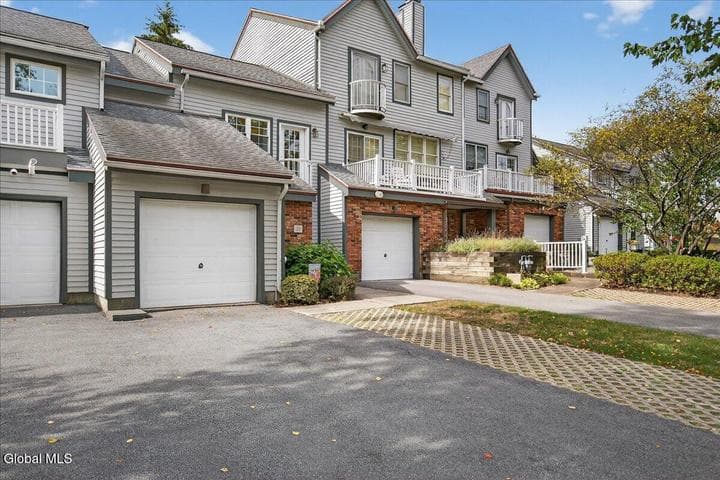 22 Lakeview Road, Saratoga Springs, NY, photo 1