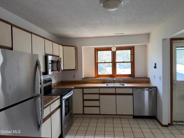 10 Bennington Way, Halfmoon, NY, photo 3