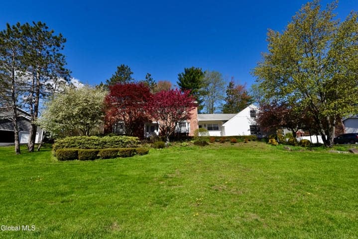 1205 Viewmont Drive, Niskayuna, NY, photo 2