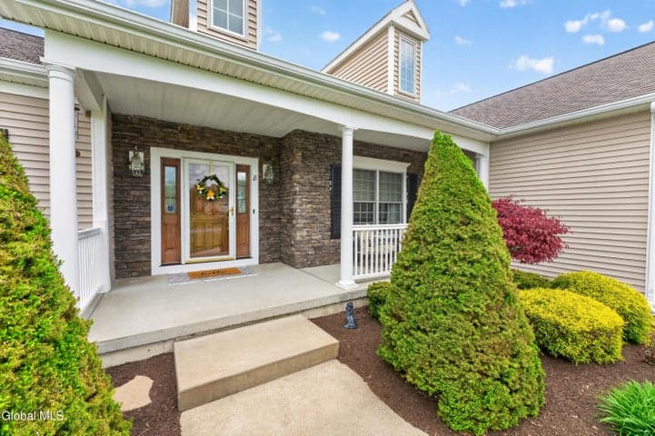 8 Addison Way, Clifton Park, NY, photo 2