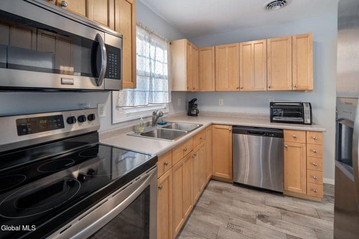 6 Silverberry Place, Albany, NY, photo 3