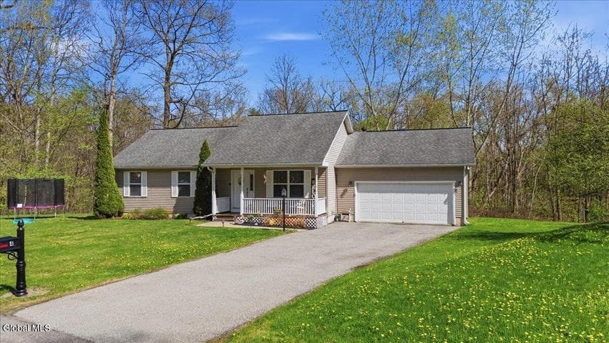 4 Mockingbird Lane, Moreau, NY, photo 1