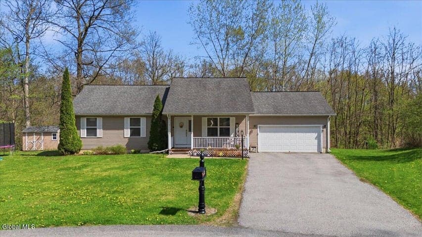 4 Mockingbird Lane, Moreau, NY, photo 2