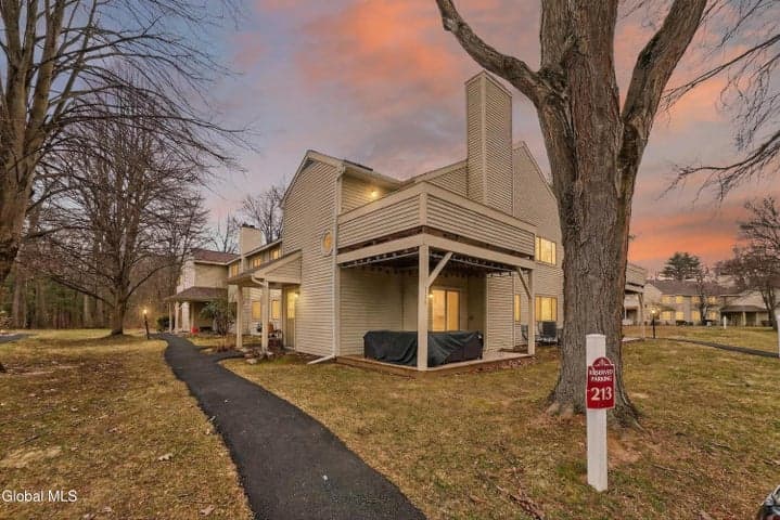 213 Grenadier Court, Halfmoon, NY, photo 2