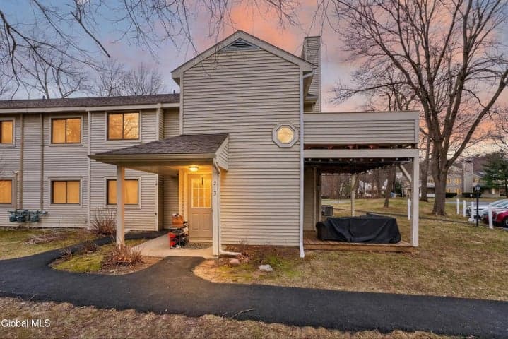 213 Grenadier Court, Halfmoon, NY, photo 4