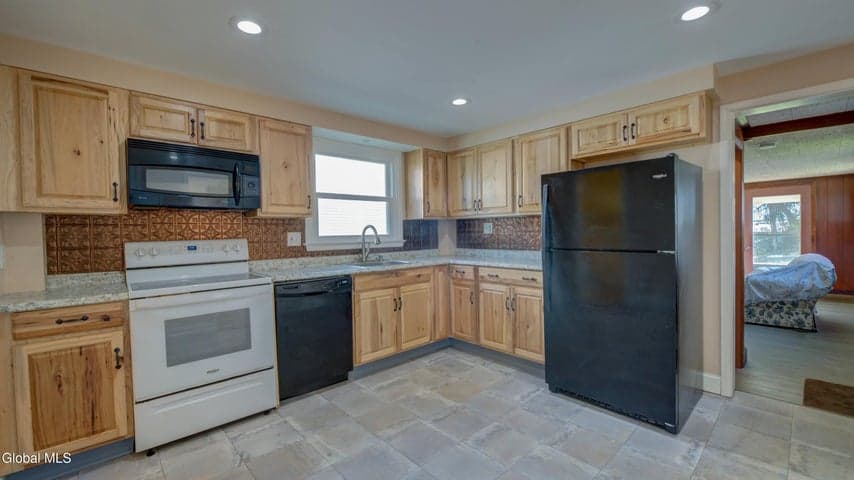 37 E 8th Avenue, Gloversville, NY, photo 3