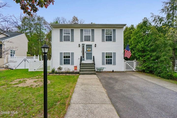 37 Wicken Square, Colonie, NY, photo 1