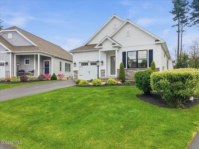 43 Bradley Circle, Halfmoon, NY, photo 3